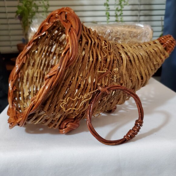 Small / Medium Woven Wicker Two-Toned / Varnished Horn of Plenty (Cornucopia) - Picture 7 of 8